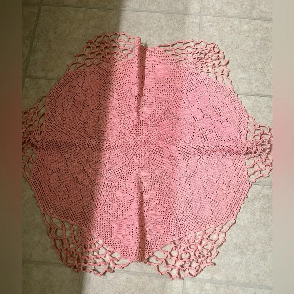 VTG Crocheted pink Octagon shaped small table cover. Measures 26 inches across